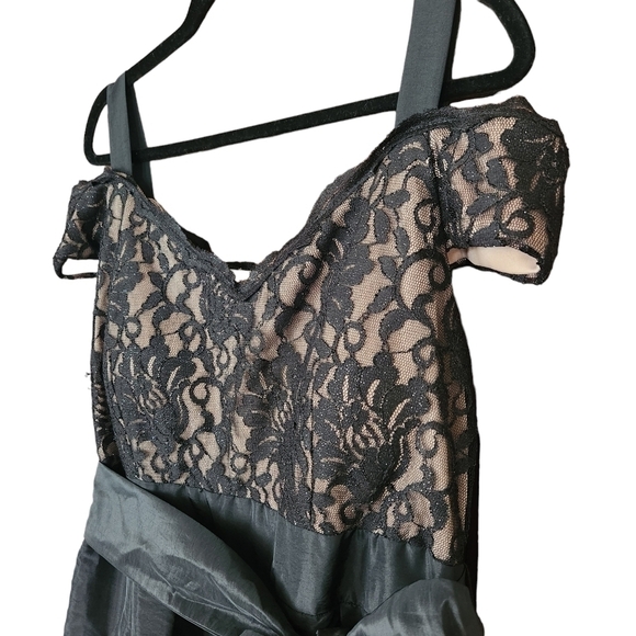 R&M Richards Evening Gown Cold Shoulder Lace Bodice Belted - Picture 10 of 16